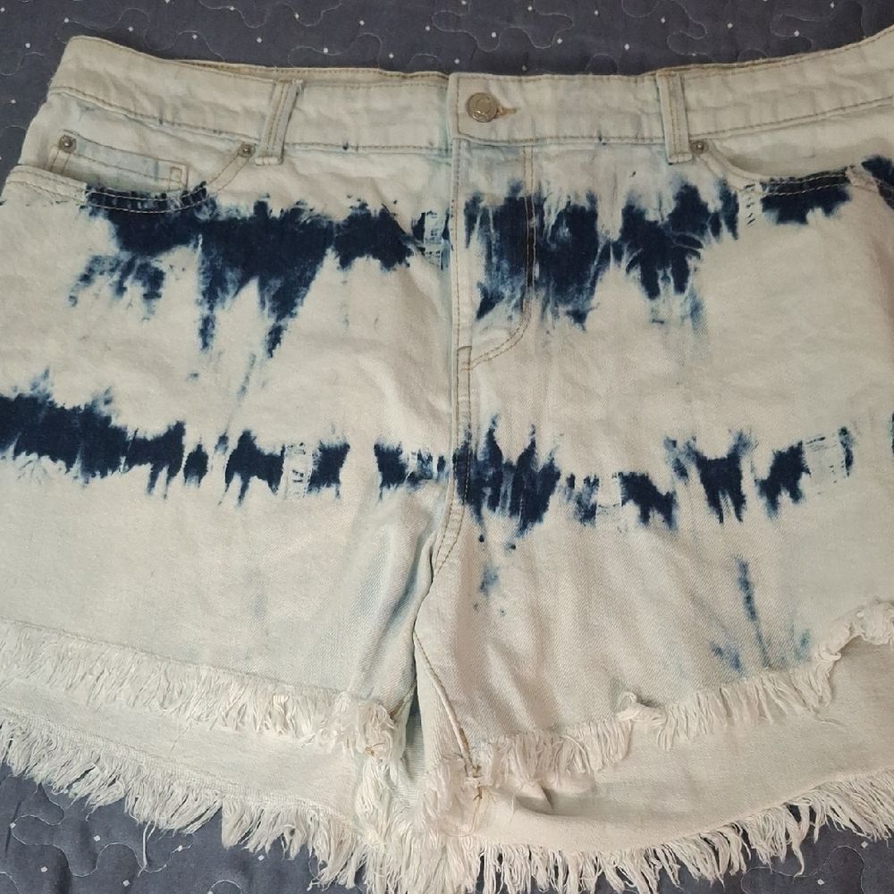 True Craft High rise Tie-Dye Fringe Denim Shorts size 16W